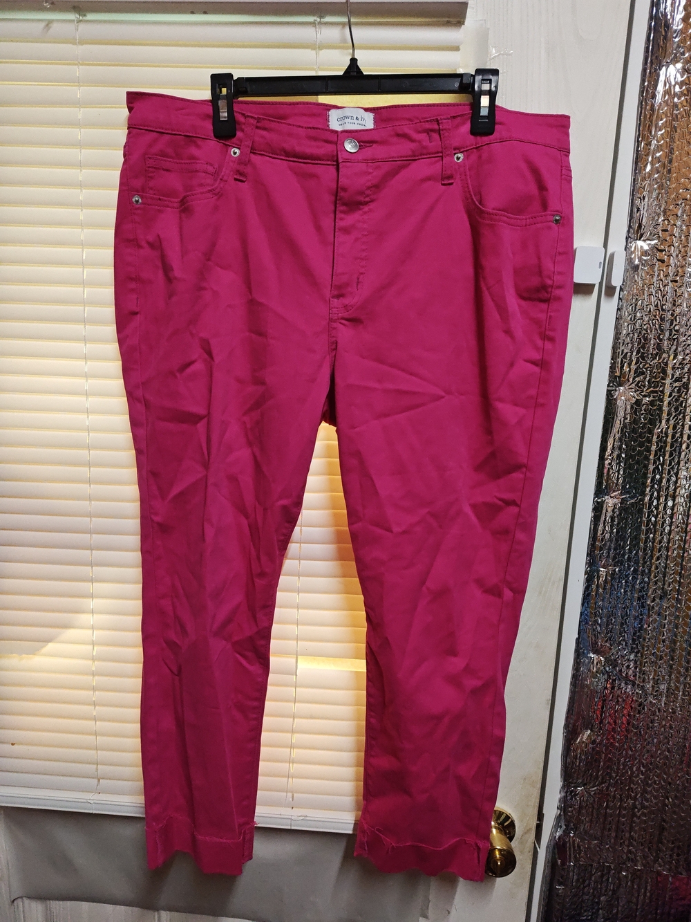 crown & ivy Fuchsia Skinny Cropped Ankle Pants